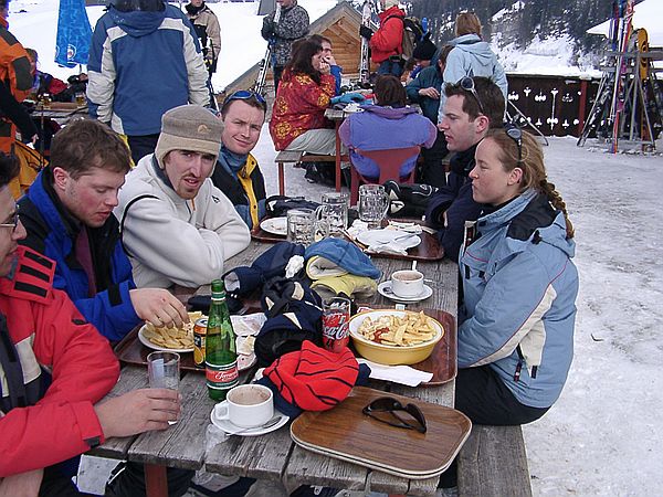 Wohlverdiente Pause am Mittag: Sedat, Olli, Christian, Klaus, Tobias und Anja.