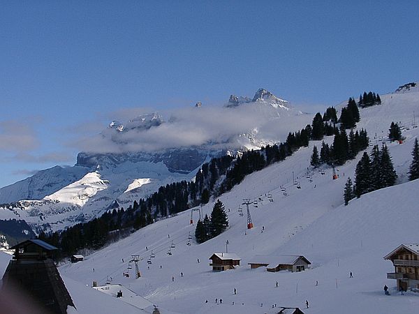 Blick von der Htte auf die Pyramide im Snowpark