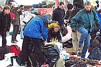 Marc sucht noch, whrend Anja was vor sich sieht. Tobias und Christian suchen irgendwas im Schnee und Uli versucht mit der gefundenen Tasche aus dem Getmmel zu entkommen. Im Hintergrund links Thomas und Ute sowie Klaus der sich die Schuhe auszieht?