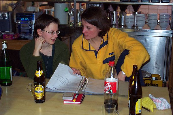 Anette und Natascha beraten schon mal eine Woche im Vorraus was gekocht werden soll.