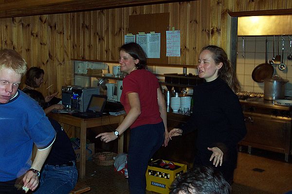 Holger, Natascha und Anja fangen schon mal an zu tanzen als sich Stefan der Musik widmet.