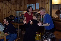Holger, Natascha und Anja fangen schon mal an zu tanzen als sich Stefan der Musik widmet. J�rn und die anderen labern noch.