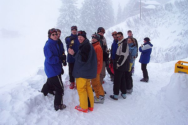 Man trifft sich nach der letzten Abfahrt vor der Htte: Dirk, Olli, Gerald, Carsten, Michi, Steffen, Sedat, Daniel, Anja, ?, Suse.