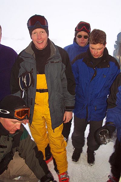 Steffen verteilt Glhbowle an Carsten, Dirk und Olli.