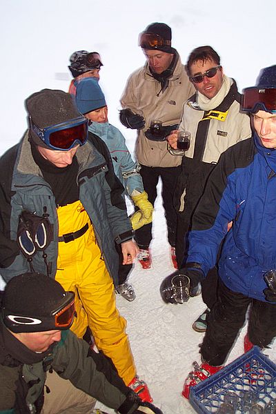 Steffen verteilt Glhbowle an Carsten, Anja, Michi, Manuel, Daniel und gerald.