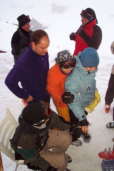 Steffen verteilt Glhbowle an Frank, Michi und anja.