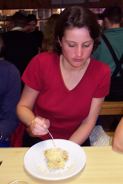 Natasche ist noch nicht so begeistert vom Kaiserschmarn.