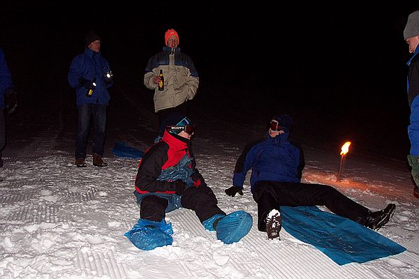 Wenn wir nebeneinander rutschen ist es gerechter. Dirkund Holger hinter Martin und Gerald.