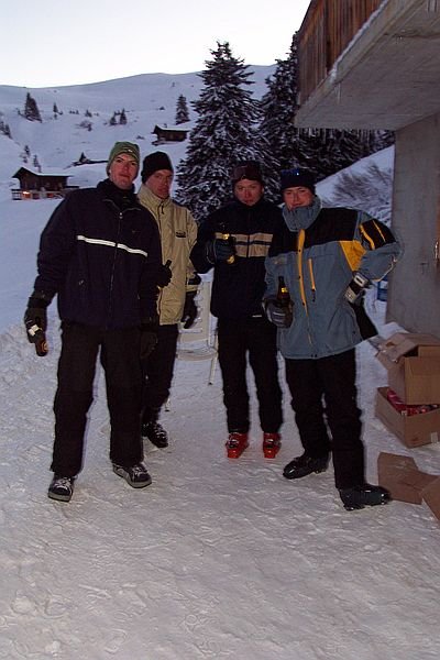 Abends vor der Htte: Tobias, Arne, ? und Klaus.