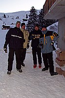 Abends vor der H�tte: Tobias, Arne, ? und Klaus.