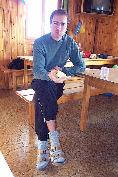 Frank genit pfel in der Mittagspause.