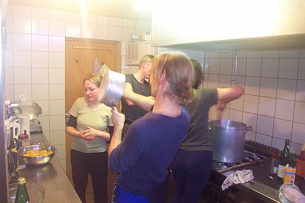 Mirja, Marcus, Stefan und Natascha in der Kche.