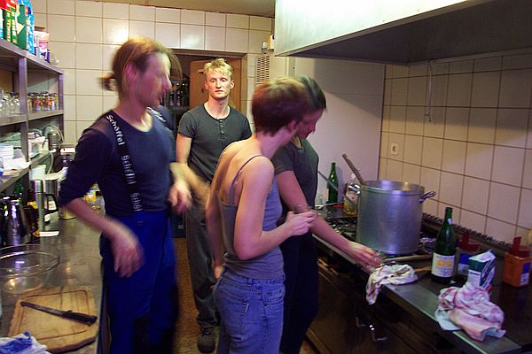 Stefan, Marcus Sophia und Natascha in der Kche.