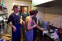 Stefan, Marcus Sophia und Natascha in der K�che.
