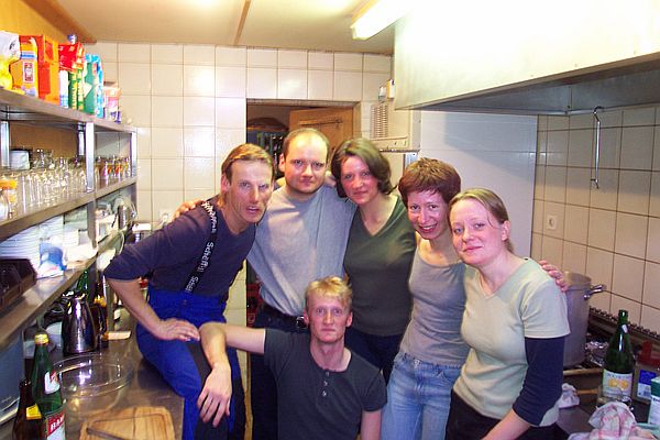 Da mute ich mich einfach in die Kochgruppe einschleichen: Groer gemischter Salat, Zricher geschnetzeltes und lecker Nachspeise mit Frchten von Stefan, Frank, Marcus, Natascha, Sophia und Mirja.