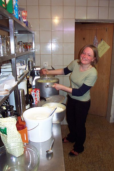 Mirja: Hmmm, der Nachtisch wird lecker!