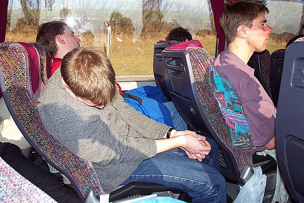 Hnde zusammen nehmen und in die Kurve lehnen. Aber nicht vom Sitz fallen. Ob wir ihm sagen, da man die Lehne auch hoch klappen kann?