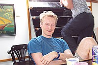 Marcus k�mpft noch mit seinen Augen und dem Wachwerden