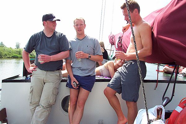 Die 3 arbeiten an den Biervorr�ten.